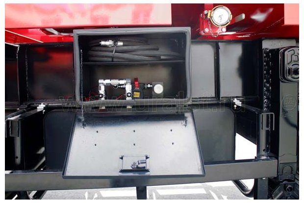 Ящик для размещения рукава для перелива топлива и электрического насоса