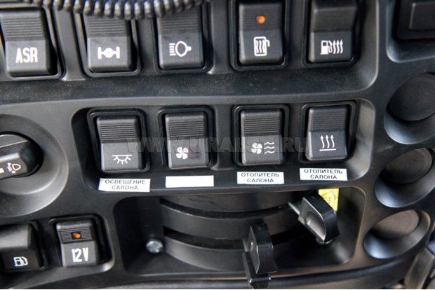 Пультом управления освещением и отопителями из кабины водителя